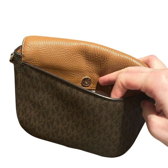 Michael Kors Tan Mott Logo Adjustable Buckle Magnet Crossbody and Zip Wallet - Picture 9 of 16